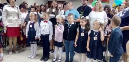 Священники Серафимовского храма поздравили учащихся с началом учебного года