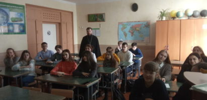 Священник поговорил с учащимися о прощении.